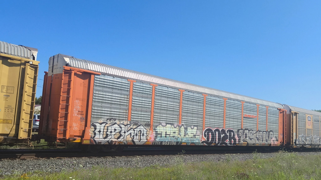 BNSF 27999 (Body) TTGX 953136 (Flat)